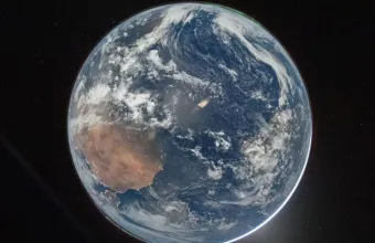 Artemis II στη Σελήνη: Oι πρώτες συγκλονιστικές φωτογραφίες της Γης από το Orion