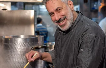 Στο Οινομαγειρείον Ήπειρος για τη διάσημη μαγειρίτσα της Αθήνας