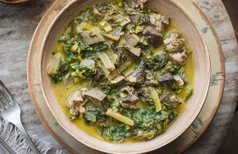 Μαγειρίτσα φρικασέ με μαρούλι