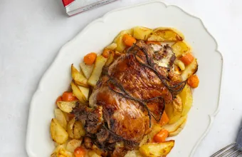 Ρολό από μπούτι αρνιού γεμιστό με τυρί, ψημένο με πατάτες και καρότα