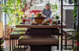 Από καφέ-ανθοπωλεία μέχρι party restaurants, αυτά είναι τα πιο ιδιαίτερα concept μαγαζιά της Αθήνας