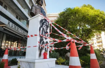 Βανδαλισμός προτομής Γιώργου Λυγγερίδη: «Αισθάνομαι ντροπή, όχι θυμό», λέει ο πατέρας του