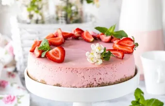 Ροζ cheesecake με φράουλες