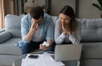 Τα πάθη των δανειοληπτών: Οι τράπεζες κερδίζουν, οι δανειολήπτες πνίγονται