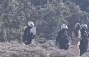 Γαύδος: Με διμοιρίες ΜΑΤ η επιχείρηση κατεδάφισης ξύλινων κατασκευών