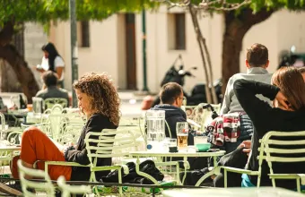 Για καφέ, φαγητό και ποτό στον ήλιο: Τα στέκια που βγάζουν τραπεζάκια έξω