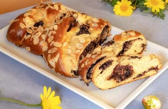 Τσουρέκι γεμιστό με κακάο και καρύδια βήμα - βήμα