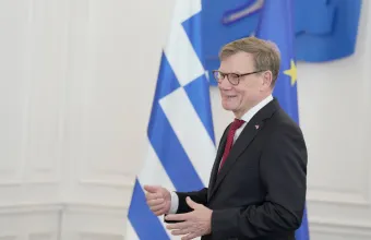 Ευρωπαίος αξιωματούχος χαμογελά