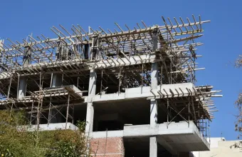 Αγορά κατοικίας: Διαρθρωτική υστέρηση προσφοράς, αυξημένο κόστος και πολλαπλές εστίες αβεβαιότητας
