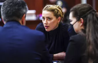 H Aμπερ Χέρντ στην δίκη κατά του Τζόνι Ντεπ