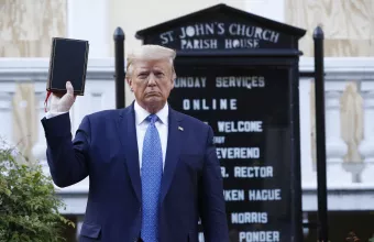 Γιατί ο Τραμπ πόζαρε με τη Βίβλο: Αποικιοκρατία, ρατσισμός και επικοινωνία