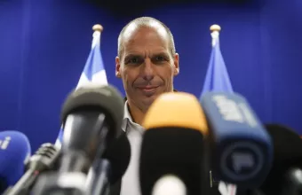 Πρακτορείο Anadolu: Ο Βαρουφάκης παρομοιάζει τον Χαφτάρ με τον Κάρατζιτς 