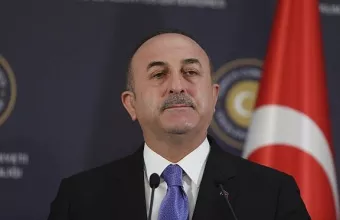 Τσαβούσογλου: Ο Μακρόν είναι κόκορας που λαλεί με τα πόδια καλυμμένα με λάσπη 