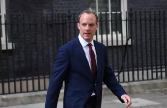 Ο Βρετανός ΥΠΕΞ Ντόμινικ Ράαμπ προειδοποιεί για κίνδυνο "τρίτου κύματος" αν δεν τηρηθούν τα μέτρα