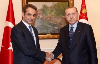 Πελώνη: Ούτε πιο κοντά, ούτε πιο μακριά μια συνάντηση Μητσοτάκη – Ερντογάν