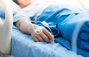 Έρευνα: Πόσο επιβαρύνει τους ασθενείς με καρκίνο ο κορωνοϊός