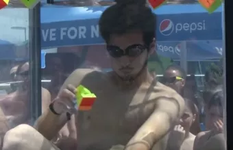 18χρονος έλυσε έξι κύβους του Ρούμπικ κάτω από το νερό με μία ανάσα (vid)