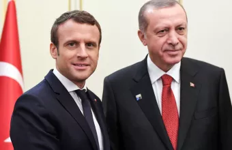 «Τρικλοποδιά» Μακρόν σε Ερντογάν: Πώς η Γαλλία εξοστρακίζει την Τουρκία από τη Λιβύη
