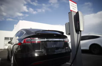 Το κορυφαίο Tesla Model x έμεινε από μπαταρία στην Κοζάνη 