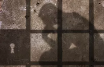 Ομόφωνα ένοχος ο 48χρονος που βίαζε τις φίλες των παιδιών του - Συνολική ποινή 25 χρόνια κάθειρξη