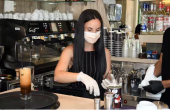 Προνόμια εμβολιασμένων: Στις 12.30 οι ανακοινώσεις για την εστίαση από Γεωργιάδη - Γεραπετρίτη