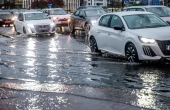 Αυτοκίνητα σε πλημμύρα δρόμου