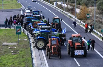 Αγρότες με τρακτέρ