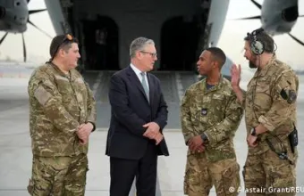 Στάρμερ συζητά με στρατιωτικούς