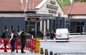 Αστυνομικοί ελέγχουν είσοδο στην Κωνσταντινούπολη