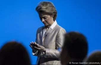 Ούρσουλα φον ντερ Λάιεν με κινητό