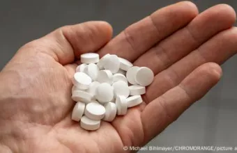 Χέρι με λευκά χάπια