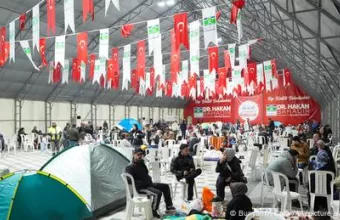 Κάτοικοι σε προσωρινό καταφύγιο