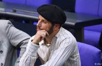 Βουλευτής με μπερέ στη Βουλή