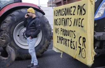 Γάλλοι αγρότες διαμαρτύρονται για τα μέτρα κατά της δερματίτιδας βοοειδών