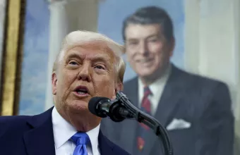 Ο Τραμπ απειλεί το Ιράν με βομβαρδισμούς και πρόσθετους δασμούς αν η Τεχεράνη