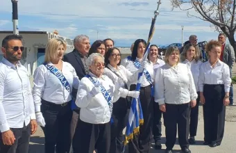 Ρόδος: Η 82χρονη κυρία Σοφία, μαθήτρια του Εσπερινού ΕΠΑΛ, παρήλασε