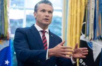 Ο γερουσιαστής Μαρκ Κέλι μήνυσε τον υπουργό Άμυνας για κατηγορίες «στάσης»