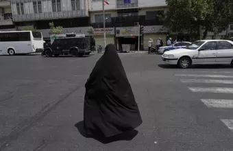 Γυναίκα με τσαντόρ