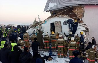 Καζακστάν: Έβγαλαν ζωντανούς 60 επιβάτες από τα συντρίμμια του αεροσκάφους