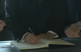 Ο Μακρόν υπογράφει στο βιβλίο επισκεπτών της φρεγάτας Κίμων