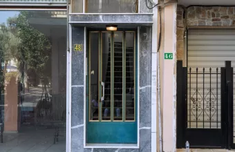 Η είσοδος της πολυκατοικίας στο Περιστέρι που δολοφονήθηκε η 17χρονη 