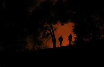 Υπάλληλος του ΑΔΜΗΕ έδωσε τα παπούτσια του σε πυροσβέστη – Τα δικά του είχαν λιώσει στη φωτιά (pic)