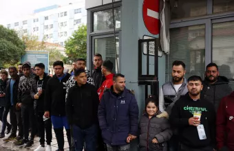 Συγγενείς και φίλοι έξω από το νοσοκομείο