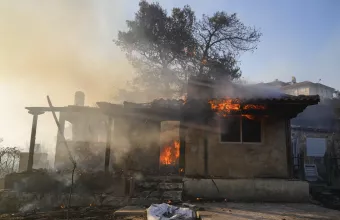 Σπίτι καίγεται στην Πεντέλη 