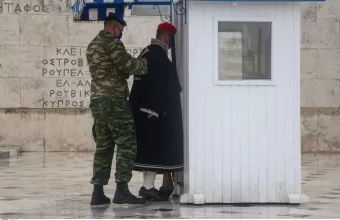 Κακοκαιρία Μήδεια: Με κάπες οι τσολιάδες στο Σύνταγμα λόγω ψύχους (PICS)