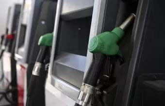 Κύκλωμα εταιρειών-βιτρίνα διέθετε λαθραία καύσιμα αξίας 9 εκατ.€, προκαλώντας ζημία 2,7 εκατ.€ στο Δημόσιο. Στον Εισαγγελέα 14 άτομα, δεσμεύονται λογαριασμοί