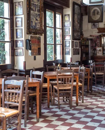 Οινοπαντοπωλείο το Ειδικόν: 100 χρόνια ιστορίας σε ένα τραπέζι με ρετσίνα