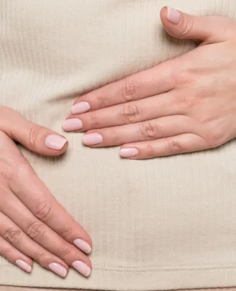 Φούσκωμα: Γαστρεντερολόγος του Χάρβαρντ εξηγεί γιατί χειροτερεύει καθώς μεγαλώνουμε