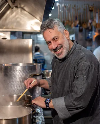 Στο Οινομαγειρείον Ήπειρος για τη διάσημη μαγειρίτσα της Αθήνας