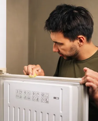 Πώς να καθαρίσεις το λάστιχο του ψυγείου (και γιατί είναι απαραίτητο)